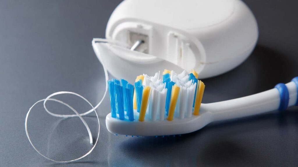 تصویر مسواک و نخ دندان